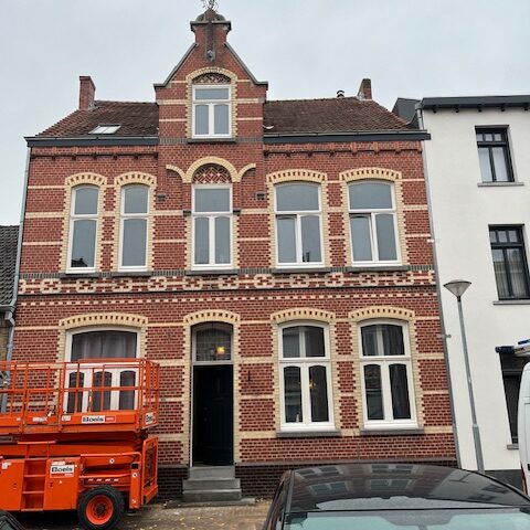 Kozijnrenovatie Monumentaal pand te Tegelen met klassieke details