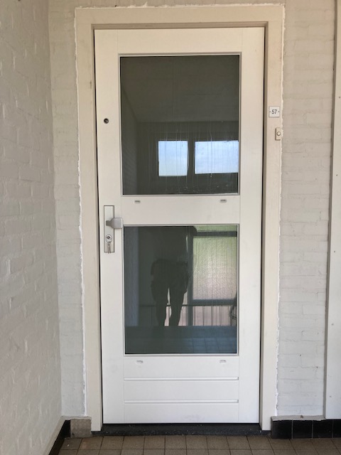 Renovatie voordeur kozijnen appartement in Kerkrade
