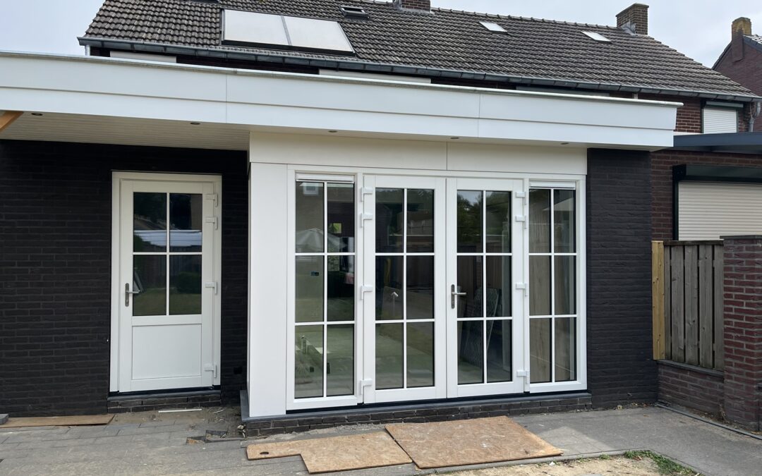 Leveren en plaatsen van kunststof kozijnen t.b.v uitbreiding woning in Reuver