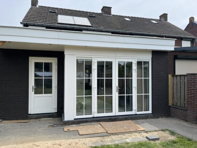 Leveren en plaatsen van kunststof kozijnen t.b.v uitbreiding woning in Reuver