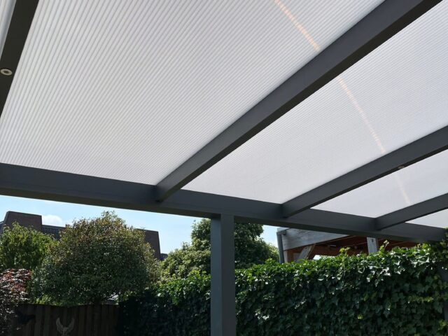 Hagelschade terrasoverkapping in Reuver